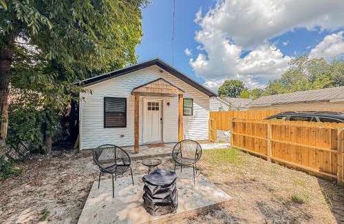 Evansville House | 1 BR Fire Pit BBQ Retreat
