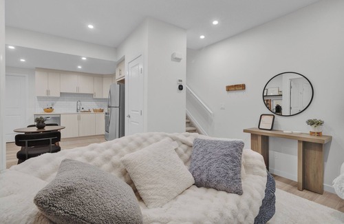 West Edmonton House | 1 BR Suite | Air Conditioned | Stylish | Coffee & Tea Station| Fully Stocked