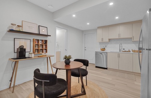 West Edmonton House | 1 BR Suite | Air Conditioned | Stylish | Coffee & Tea Station| Fully Stocked