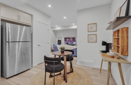 West Edmonton House | 1 BR Suite | Air Conditioned | Stylish | Coffee & Tea Station| Fully Stocked