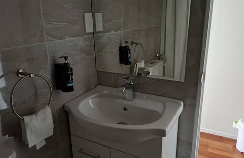 Auckland Apartment | 1 Double 2 single 2 Sofa Beds Suite 4