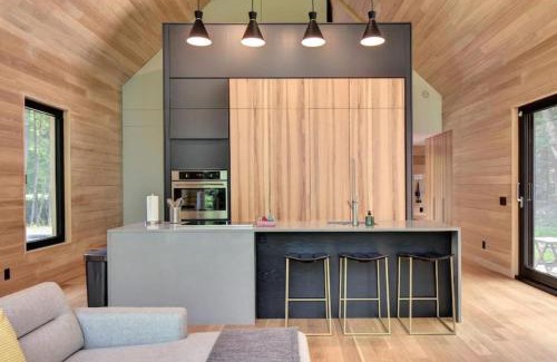Lac Superieur Village House | 1 Impasse du Cardinal - Lac Superior Chalet w Spa Sauna & Games Room