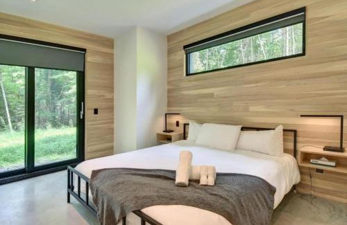 Lac Superieur Village House | 1 Impasse du Cardinal - Lac Superior Chalet w Spa Sauna & Games Room