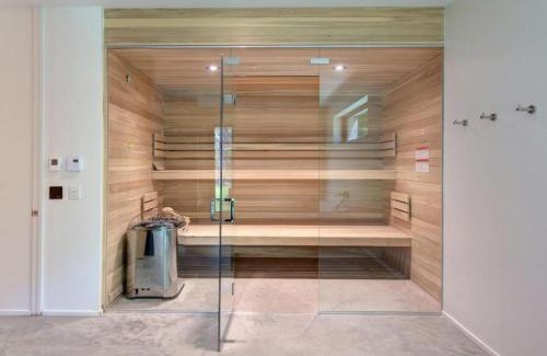 Lac Superieur Village House | 1 Impasse du Cardinal - Lac Superior Chalet w Spa Sauna & Games Room
