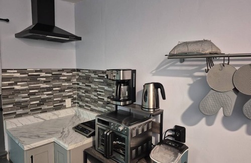 Queens House | 1 King + 2 full beds apt. 20 min train to Manhattan NYC. 5 mins from JFK Airport