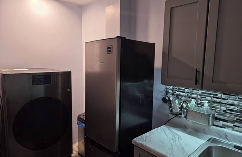 Queens House | 1 King + 2 full beds apt. 20 min train to Manhattan NYC. 5 mins from JFK Airport