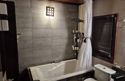 Queens House | 1 King + 2 full beds apt. 20 min train to Manhattan NYC. 5 mins from JFK Airport