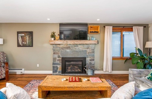 Malletts Bay Apartment | 1 King Bed, 1 Queen Bed in loft, Shower, Soaker TUB SCENIC VIEW OVERLOOKING MALLETS BAY OPEN FLOOR PLAN