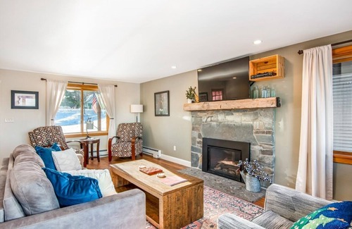 Malletts Bay Apartment | 1 King Bed, 1 Queen Bed in loft, Shower, Soaker TUB SCENIC VIEW OVERLOOKING MALLETS BAY OPEN FLOOR PLAN