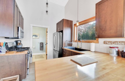 Malletts Bay Apartment | 1 King Bed, 1 Queen Sleeper Sofa Walk-in Shower, Soaker TUB,. bath 2 Shower with tub SCENIC VIEW OVERLOOKING MALLETS BAY THREE FLOORS WITH LOFT.