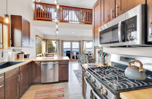 Malletts Bay Apartment | 1 King Bed, 1 Queen Sleeper Sofa Walk-in Shower, Soaker TUB,. bath 2 Shower with tub SCENIC VIEW OVERLOOKING MALLETS BAY THREE FLOORS WITH LOFT.