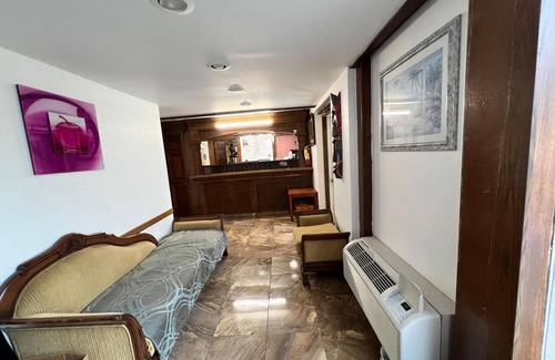 San Antonio Hotel | 1 King Bed Non-Smoking