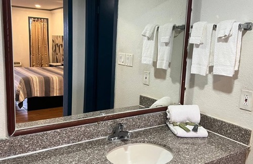 West San Antonio Hotel | 1 King Bed Smoking