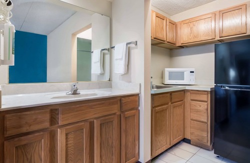 Evansville Hotel | 1 Life Studio and Suites