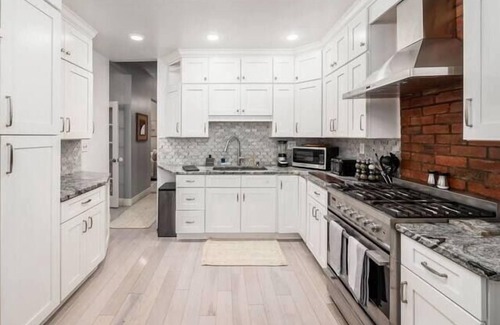 Weinland Park House | #1 Location ~ Hot Tub ~ Game Room ~ 5 King Beds!