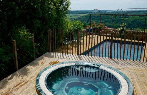 Domme Bed & Breakfast | 1 logis à Domme - Piscine & SPA