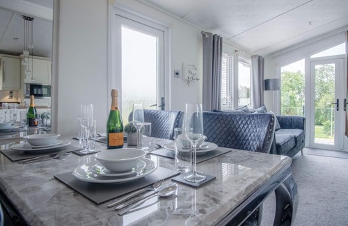 Llanddowror Apartment | 1 Manor Lodge - 3 Bedroom Lodge - Pendine