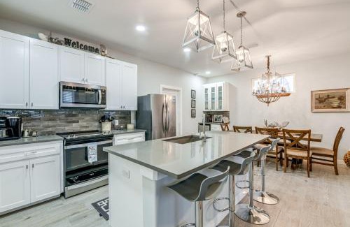 Old Town House | 1 Mi to Beach Gem with Pool Access in Port Aransas