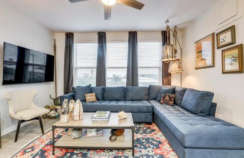 Old Town House | 1 Mi to Beach Gem with Pool Access in Port Aransas