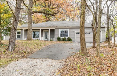 Newburgh House | 1 Mi to Dtwn Newburgh Quiet Home with Yard!