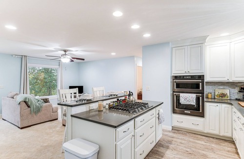 Newburgh House | 1 Mi to Dtwn Newburgh: Quiet Home w/Yard!
