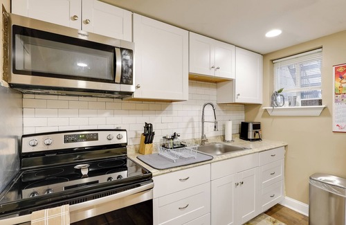 Wilmington House | 1 Mi to Dtwn Wilmington: Convenient + Cozy Home!