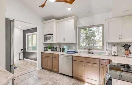 Lincoln House | 1 Mi to Holmes Lake: Bright & Modern Lincoln Home!
