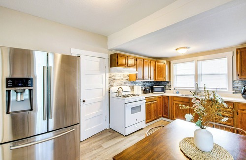 Manhattan House | 1 Mi to K-State Campus: Central Manhattan Home