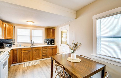 Manhattan House | 1 Mi to K-State Campus: Central Manhattan Home