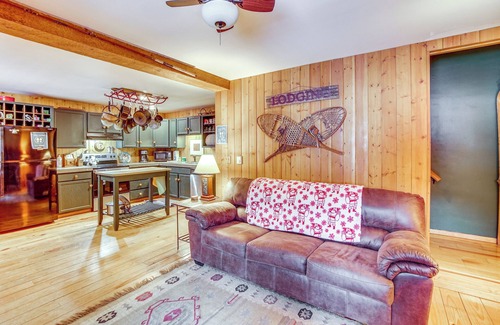 Easton Cabin | 1 Mi to Lake Easton: Cozy Cascades Cabin!