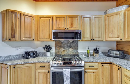 Lake Ariel Cabin | 1 Mi to Lake Henry: Peaceful Poconos Cabin!