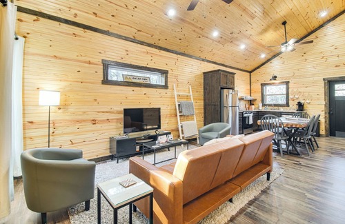 Clarksville Cabin | 1 Mi to Lake Ludwig: Cabin w/Fire Pit + BBQ