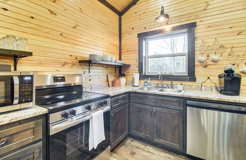 Clarksville Cabin | 1 Mi to Lake Ludwig: Cabin w/Fire Pit + BBQ