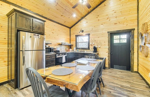 Clarksville Cabin | 1 Mi to Lake Ludwig: Cabin w/Fire Pit + BBQ