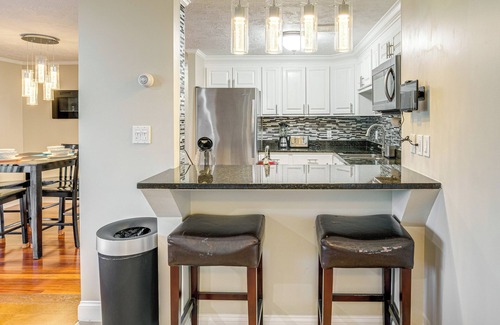 Manchester Condo | 1 Mi to Millyard District: Unit w/Furnished Porch