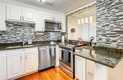 Manchester Condo | 1 Mi to Millyard District: Unit w/Furnished Porch