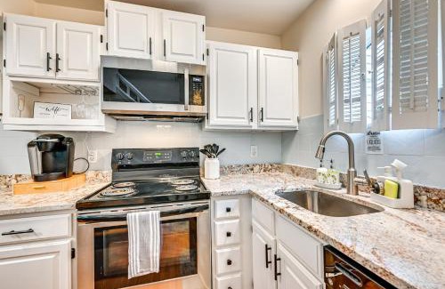 Norwich Apartment | 1 Mi to Mohegan Sun Studio with Pool Access