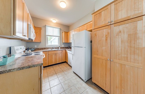 Summer Village Condo | 1 Mi to Moody Beach: Cottage w/Pool Access!