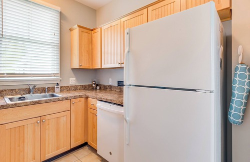Summer Village Condo | 1 Mi to Moody Beach: Cottage w/Pool Access!