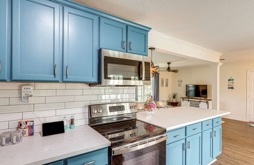 Galveston Cottage | 1 Mi to Moody Gardens & Beaches: Galveston Home