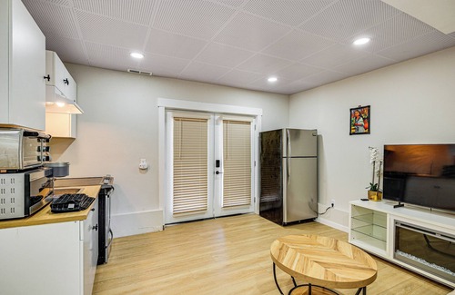 Des Moines Apartment | 1 Mi to Puget Sound Shores: Modern Des Moines Apt!