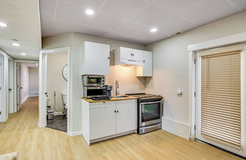 Des Moines Apartment | 1 Mi to Puget Sound Shores: Modern Des Moines Apt!