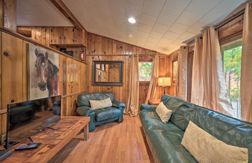 Huntingdon House | 1 Mi to Raystown Lake Wyatt Earp Cabin with Deck!