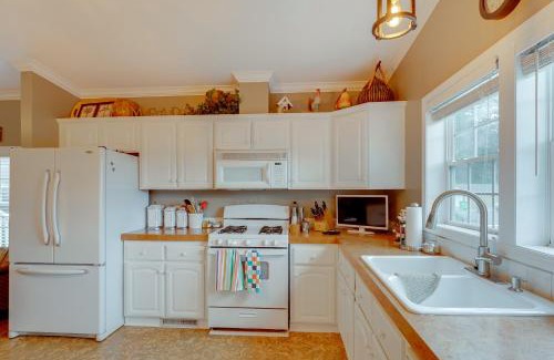 Mears House | 1 Mi to Silver Lake Sand Dunes Family Gem with Yard