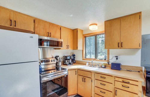 La Pine Cabin | 1 Mi to State Park: Peaceful La Pine Cabin w/Deck