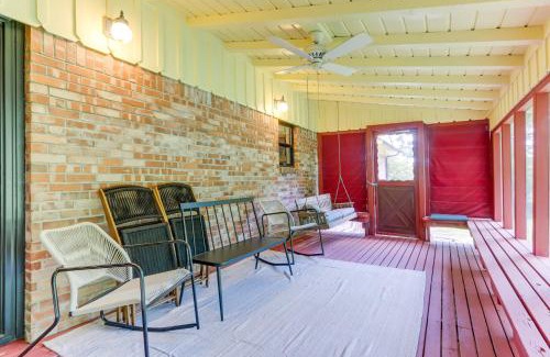 Fayetteville House | 1 Mi to University of Arkansas Home with Large Yard
