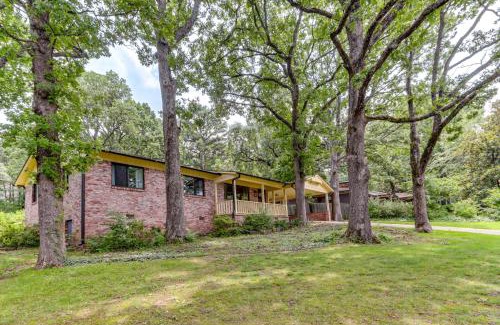 Fayetteville House | 1 Mi to University of Arkansas Home with Large Yard