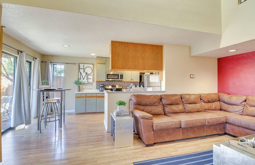 Albuquerque House | 1 Mi to UNM: Convenient Albuquerque Townhome!