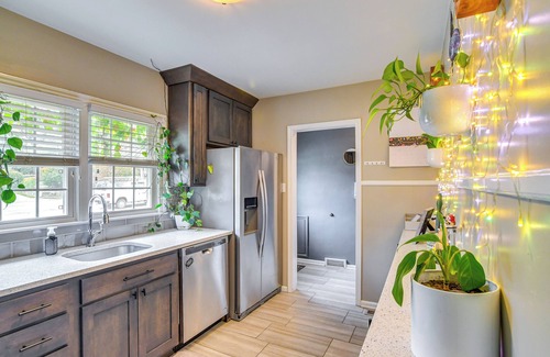West Des Moines House | 1 Mi to Valley Junction: Pet-Friendly Iowa Home