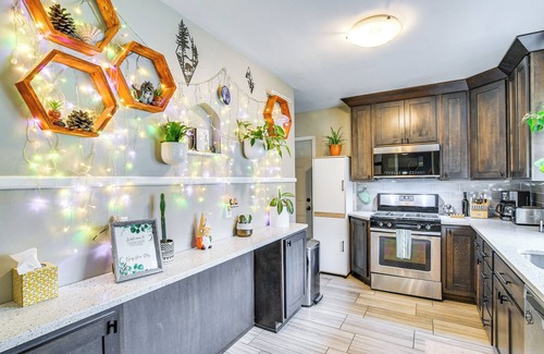 West Des Moines House | 1 Mi to Valley Junction: Pet-Friendly Iowa Home